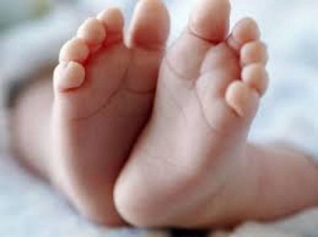 Doğuş zamanı həkimin tuta bilmədiyi uşaq yerə düşərək öldü