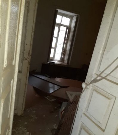 Şirkət Bakıda evi sakinin başına uçurdu, daha sonra aldadıb aradan çıxdı...  - DAHA BİR TİKİNTİ FIRILDAĞI 