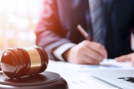 Həbs edilən məmur və köməkçisinin cinayət işi: Onlar Türkiyə vətəndaşına qarşı dələduzluqda ittiham edilirlər