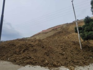 Badamdar şossesində torpaq sürüşməsi davam edir 