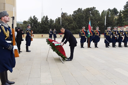 Prezident İlham Əliyev və birinci xanım Mehriban Əliyeva 20 Yanvar şəhidlərinin əziz xatirəsini yad ediblər Prezident İlham Əliyev və birinci xanım Mehriban Əliyeva 20 Yanvar şəhidlərinin əziz xatirəsini yad ediblər