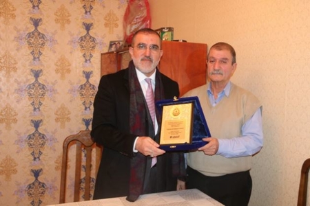 Rauf Arifoğlu 20 Yanvar qazilərini və şəhid ailələrini ziyarət etdi: Onlara Quran və bayraq hədiyyə etdi - FOTOLAR