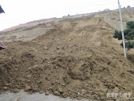 Badamdar şossesində torpaq sürüşməsi davam edir 