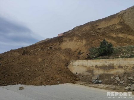 Badamdar şossesində torpaq sürüşməsi davam edir 