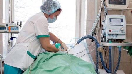 Qaxda arvad ərini xəstəxanalıq etdi