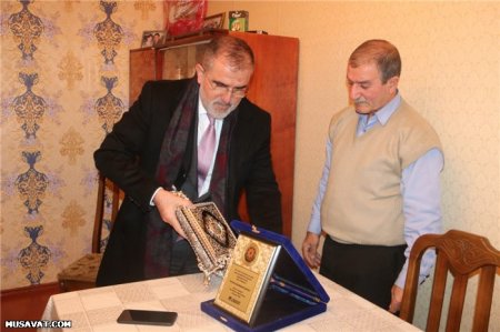 Rauf Arifoğlu 20 Yanvar qazilərini və şəhid ailələrini ziyarət etdi: Onlara Quran və bayraq hədiyyə etdi - FOTOLAR