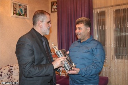 Rauf Arifoğlu 20 Yanvar qazilərini və şəhid ailələrini ziyarət etdi: Onlara Quran və bayraq hədiyyə etdi - FOTOLAR