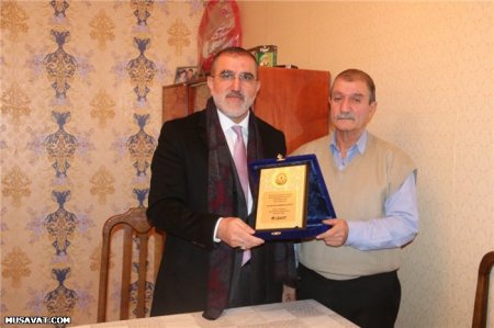 Rauf Arifoğlu 20 Yanvar qazilərini və şəhid ailələrini ziyarət etdi: Onlara Quran və bayraq hədiyyə etdi - FOTOLAR