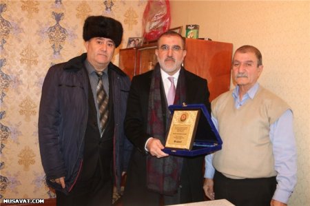 Rauf Arifoğlu 20 Yanvar qazilərini və şəhid ailələrini ziyarət etdi: Onlara Quran və bayraq hədiyyə etdi - FOTOLAR