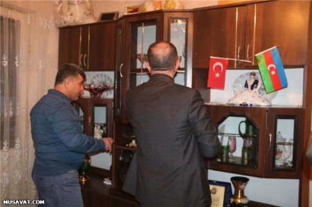 Rauf Arifoğlu 20 Yanvar qazilərini və şəhid ailələrini ziyarət etdi: Onlara Quran və bayraq hədiyyə etdi - FOTOLAR