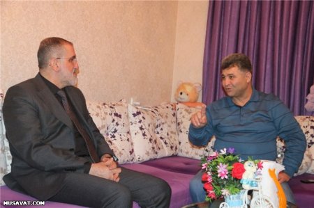 Rauf Arifoğlu 20 Yanvar qazilərini və şəhid ailələrini ziyarət etdi: Onlara Quran və bayraq hədiyyə etdi - FOTOLAR