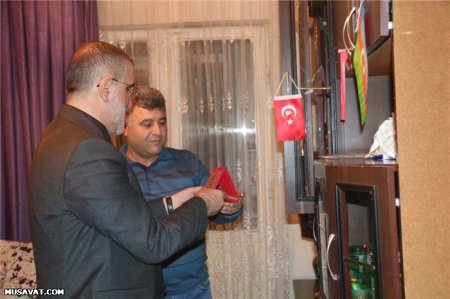 Rauf Arifoğlu 20 Yanvar qazilərini və şəhid ailələrini ziyarət etdi: Onlara Quran və bayraq hədiyyə etdi - FOTOLAR