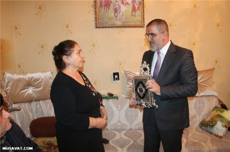 Rauf Arifoğlu 20 Yanvar qazilərini və şəhid ailələrini ziyarət etdi: Onlara Quran və bayraq hədiyyə etdi - FOTOLAR