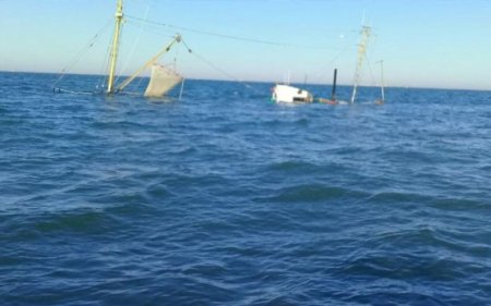 Xəzərdə balıqçı gəmisi batdı — 4 nəfər xilas edildi