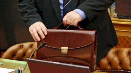 İcra başçısının müavini vəzifəsindən azad edildi