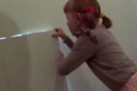 6 yaşlı uşaq mənzildə gizli otaq tapdı - Qapını açanda gördüklərinə inanmadı..