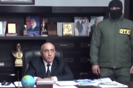 Həbs edilən icra başçısı kitab oxumağa başlayıb