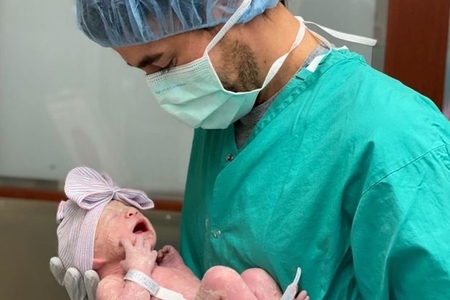 Dünya şöhrətli pop ulduz yeni doğulan körpəsinin ilk görüntülərini paylaşdı - FOTO..