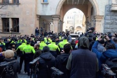 Gürcüstan parlamenti ətrafında qarşıdurma olub..