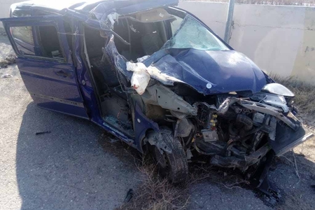 Bərdədə mikroavtobus yük maşını ilə toqquşdu, ölən və yaralanan var..