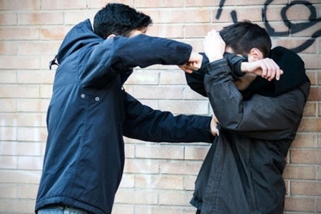 Biləsuvarda məktəbli bir qrup şagird tərəfindən döyüldü..