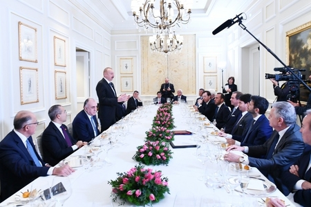 Prezident İtaliyanın ən iri şirkətlərinin rəhbərləri ilə işçi nahar edib.. Prezident İtaliyanın ən iri şirkətlərinin rəhbərləri ilə işçi nahar edib..