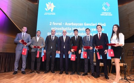 “Nar” ictimai fəallığı ilə seçilmiş gəncləri təbrik etdi