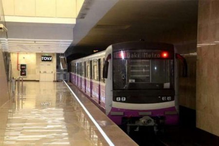 Bakıda metroda bir nəfər özünü qatarın altına atıb