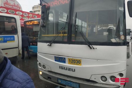 Bakıda iki marşrut avtobusu toqquşub - FOTO..