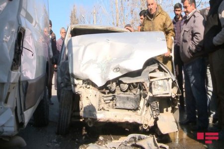 Ağdamda minik avtomobili yük maşını ilə toqquşub, xəsarət alanlar var - FOTO..