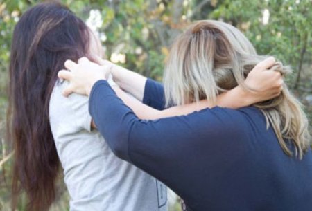 Bakı məktəbində valideyn nəzarətçini döydü..