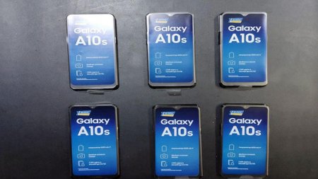 Üzərində gizlətdiyi mobil telefonları ölkəyə keçirə bilmədi..