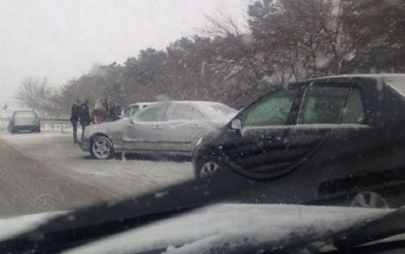 Şamaxı və İsmayıllıda yolların buz bağlaması nəqliyyatın hərəkətində problemlər yaradıb..