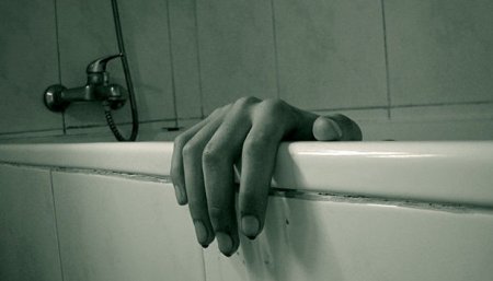 Vannaya düşən mobil telefon gənc qızın həyatına son qoydu