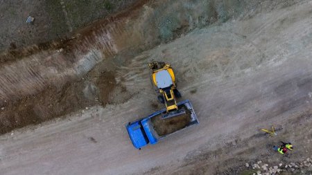 Abşeron rayonunda 4 qəsəbə və 1 kənd ərazisində yollar təmir edilir (FOTO)..