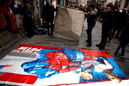 Putin İstanbulda super qəhrəman obrazında “peyda oldu” - FOTO..