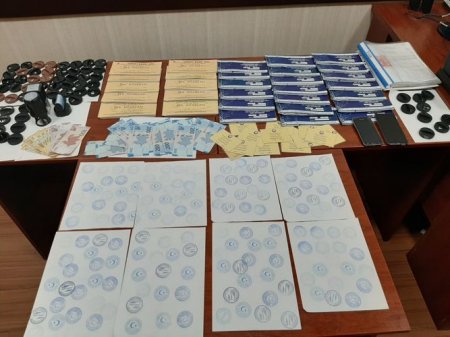 Saxta sənədlərlə maliyyə əməliyyatları aparan dəstə üzvlərini ifşa edilib..
