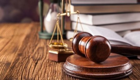 Saxta yuyucu vasitələr istehsal edən dəstə üzvləri məhkəmə qarşısında..