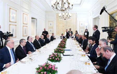 Prezident İtaliyanın ən iri şirkətlərinin rəhbərləri ilə işçi nahar edib..