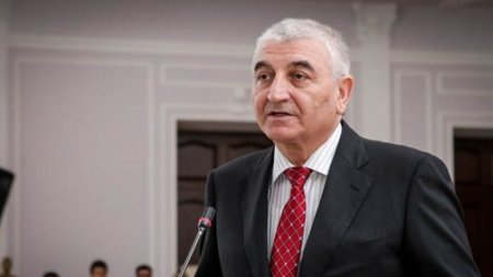 Məzahir Pənahov əsgərlərin hamısının eyni namizədə səs verməsindən danışdı