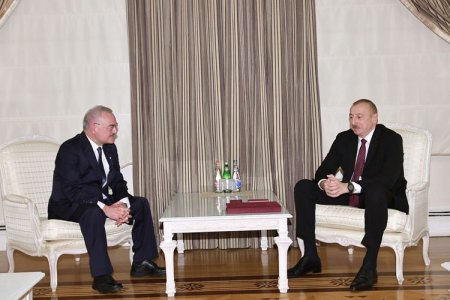 Prezident İlham Əliyev Artur Rasi-zadəyə 1-ci dərəcəli “Vətənə xidmətə görə” ordenini təqdim edib 