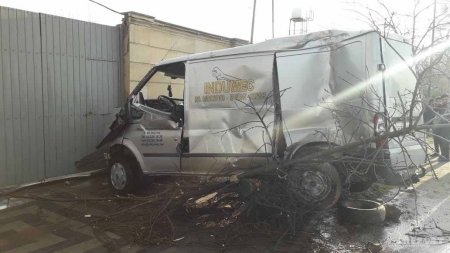 İmişlidə yük maşını divara çırpıldı, xəsarət alan var - FOTO