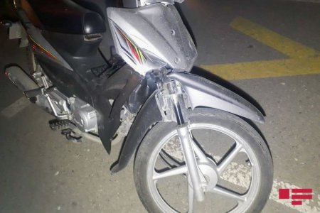 Bakıda motosiklet avtomobilə çırpılıb, xəsarət alan var - FOTO
