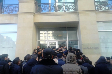 Dollar panikası koronavirus təhlükəsini üstələyib - Bakı banklarından VİDEOREPORTAJ