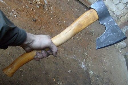 Masallıda satıcını balta ilə vurub mağazadan 11 min manat aparıblar