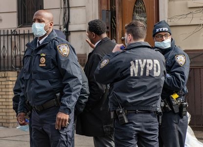 Nyu-Yorkda yüzə yaxın polis koronavirusa yoluxub