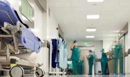 Şəmkirdə avtomobil idarəetmədən çıxaraq aşıb, 2 nəfər xəsarət alıb