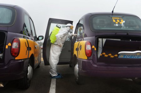 Bakı aeroportunda taksilər dezinfeksiya olunur - FOTO