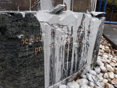 Belçikada Natəvanın heykəlinə qarşı vandalizm - FOTO