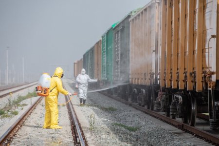 Yük qatarlarında dezinfeksiya işləri görülür